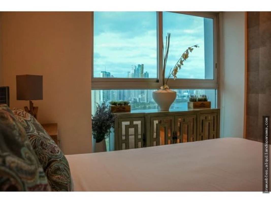 City view bedroom with modern decor in PH Sky Lounge Avenida Balboa Panama