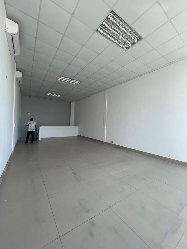 Spacious open interior commercial space with bright lighting and white walls in Plaza 68 Strip San Francisco Panama