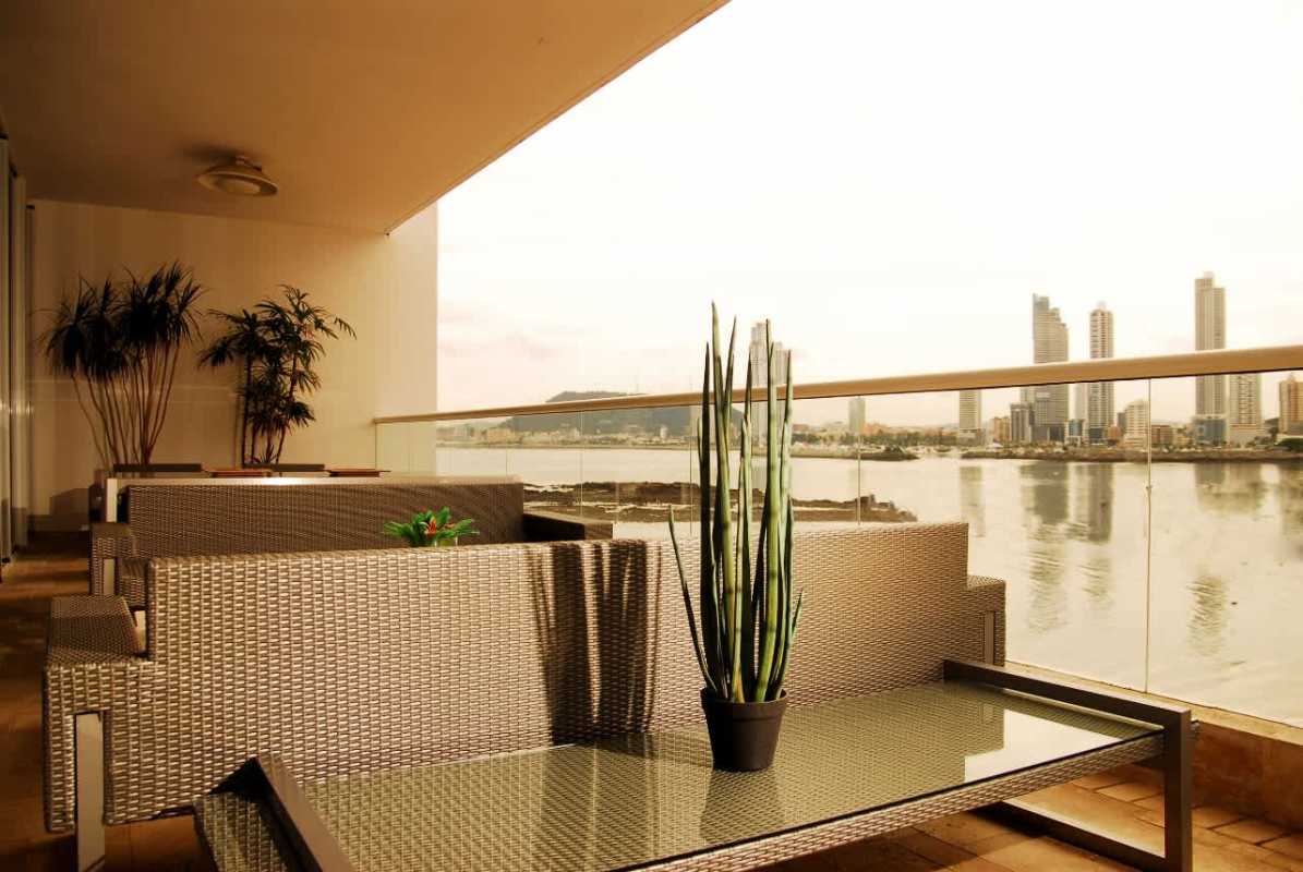 Luxury lobby with marble floors, mirrored ceilings, and reception desk in PH Miradores Punta Paitilla Panama