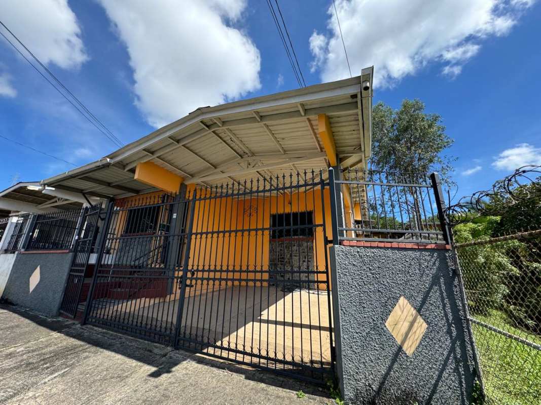 Private backyard with grass area and terrace in Condado del Rey Panama house