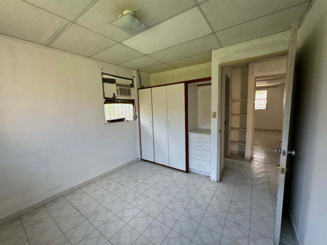 Spacious living room with tile flooring and ceiling fan in house Altos de Santa Maria Condado del Rey Panama