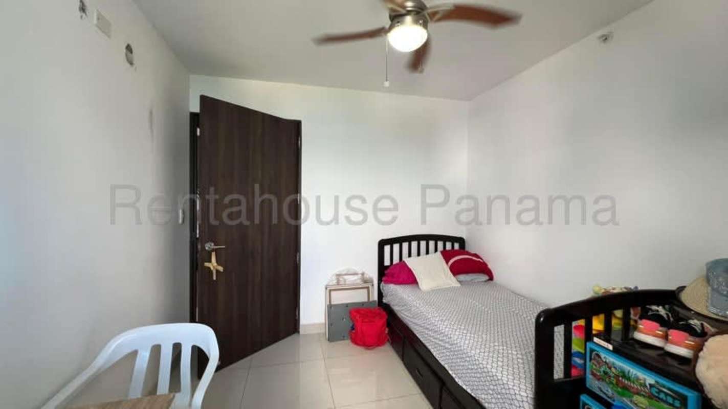Bedroom with tile floor, closet space and window in PH Torres de Montserrat Panama City 12 de Octubre