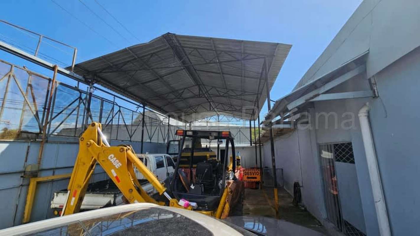Covered commercial space suitable for machinery parking and storage in Panama City