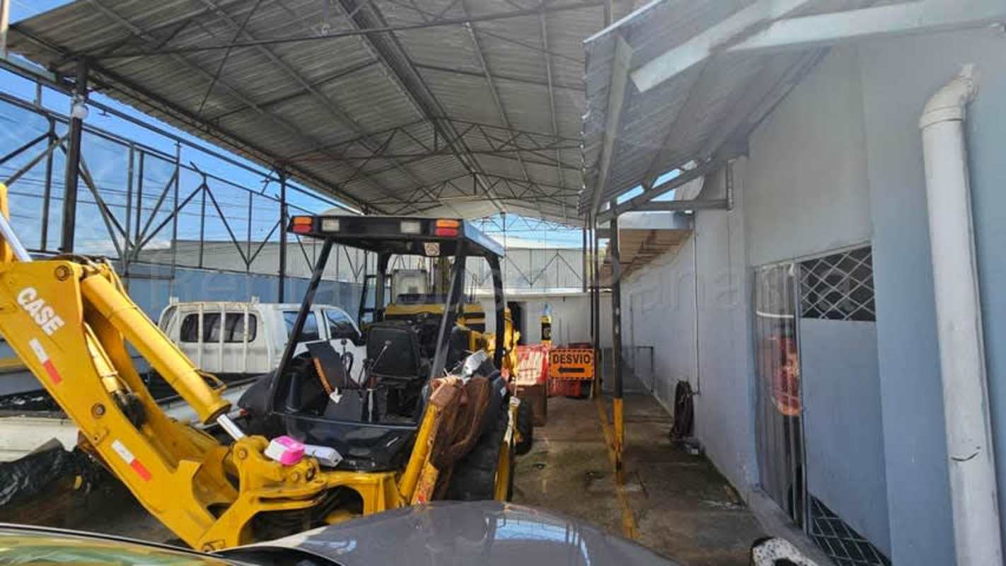 Spacious interior of commercial warehouse with high ceiling, ideal for storage in Panama