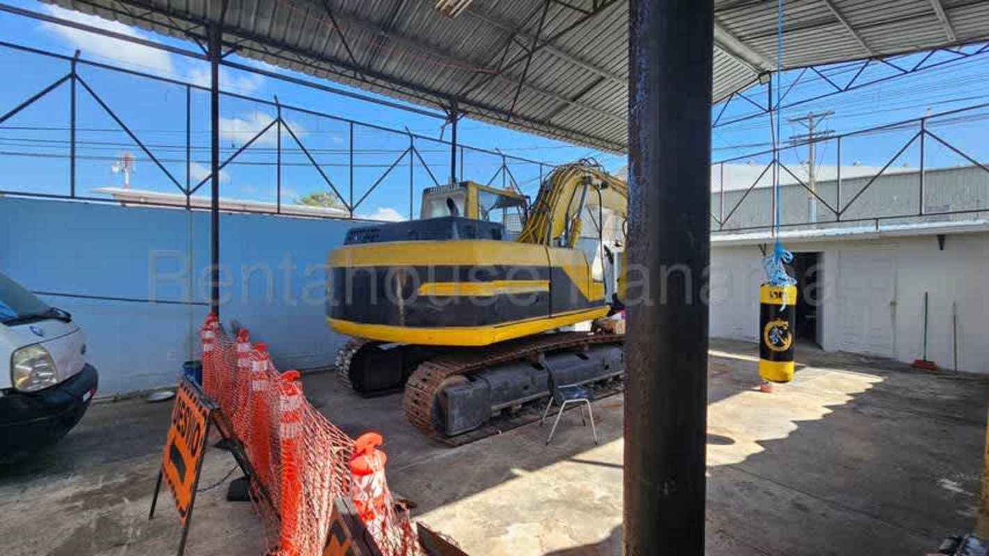 Reception foyer with tile flooring inside commercial warehouse for sale Panama