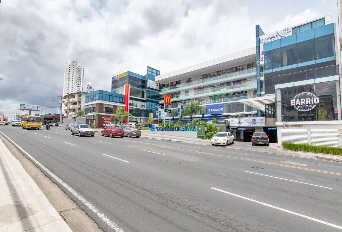 Outdoor shopping and dining area at Royal Blue Plaza San Francisco Panama