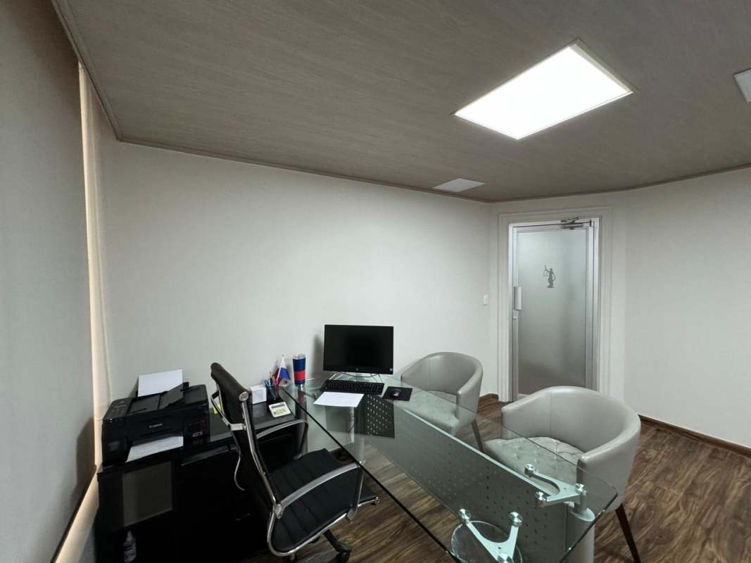 Private office with windows and furnishing, panoramic views in PH Obarrio Business Tower Panama
