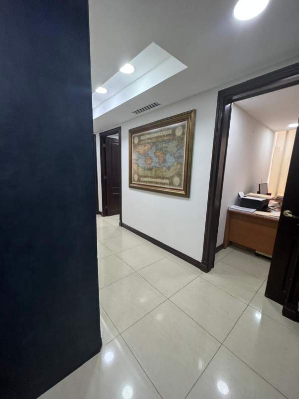 Minimalist glass desk office with roller blinds in PH Obarrio Business Tower Panama