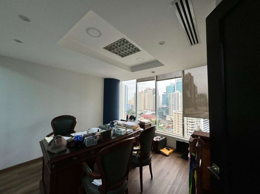 Office room with wall-mounted TV, large windows and panoramic views in Obarrio Business Tower