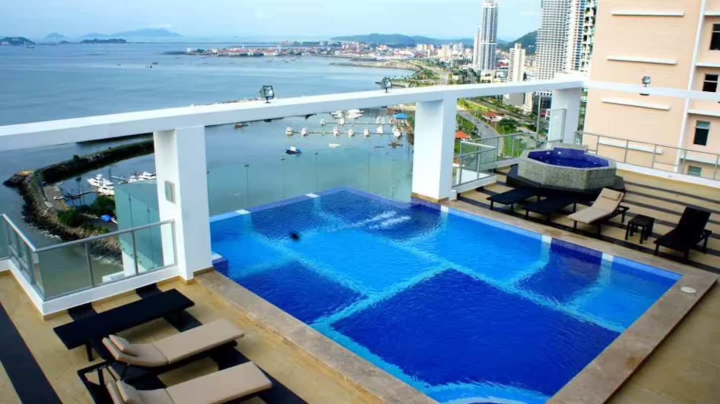 Rooftop infinity pool and jacuzzi with Pacific ocean view PH Villa del Mar Panama