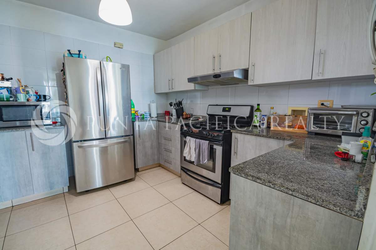 Secondary bedroom with closet and window in PH Costa View Panama