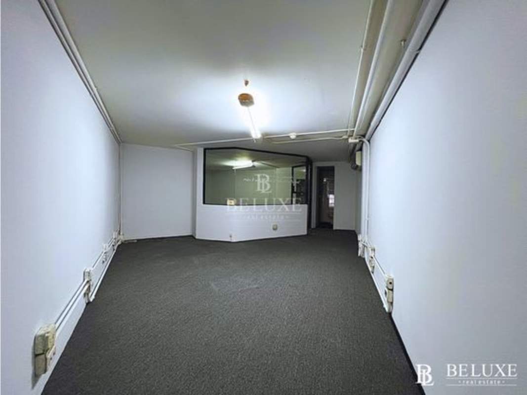 Commercial property with large glass windows excellent for signage visibility San Francisco Panama