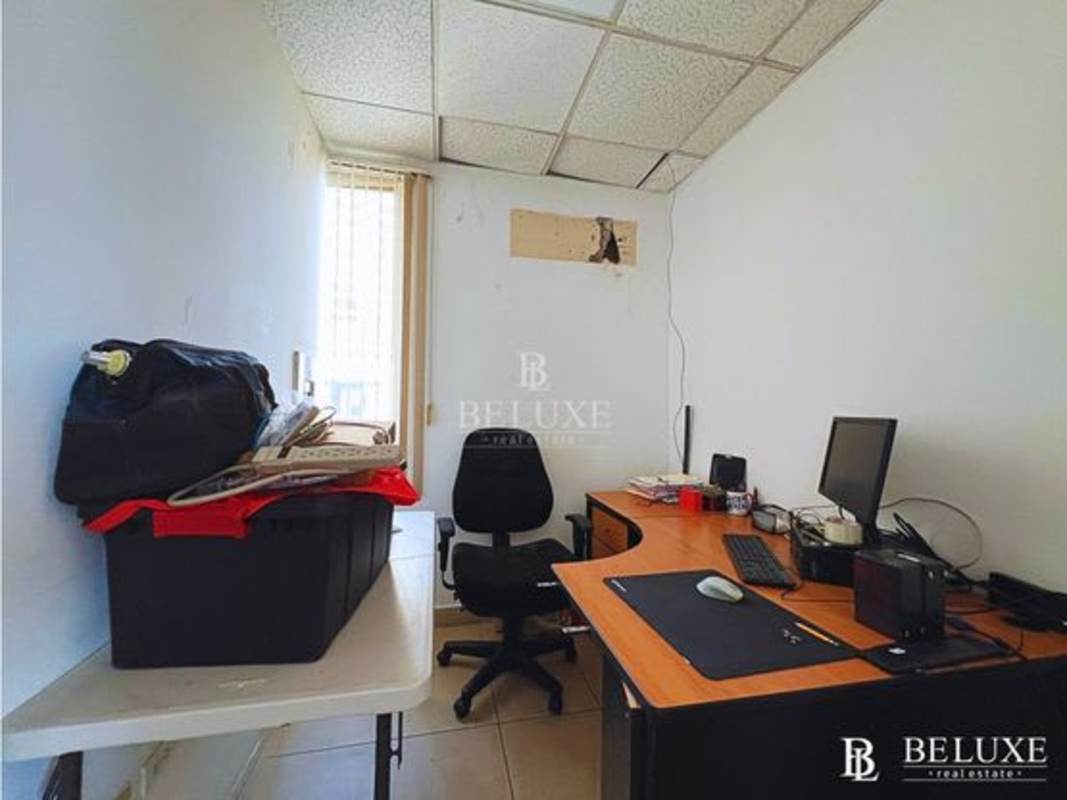 Private enclosed office with drop ceiling and blinds in El Dorado commercial area Panama City