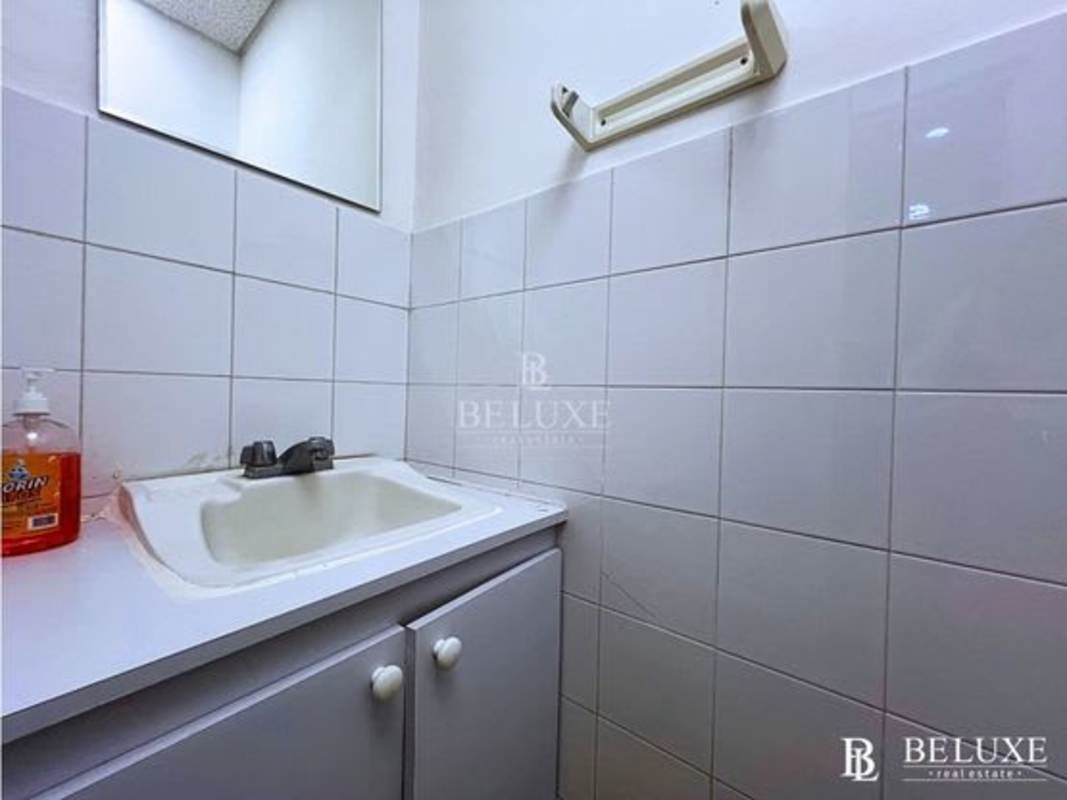 Simple tiled bathroom in office for sale in Plaza El Dorado Panama