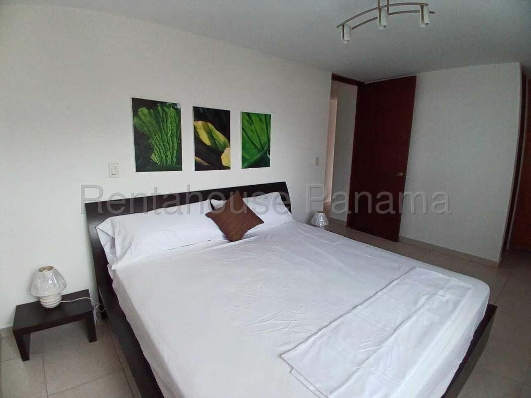 Spacious walk-in closet with built-in shelves and drawers at PH Terramal Panama