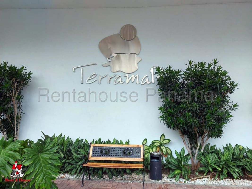 Landscaped entrance with greenery and signage PH Terramal San Francisco Panama