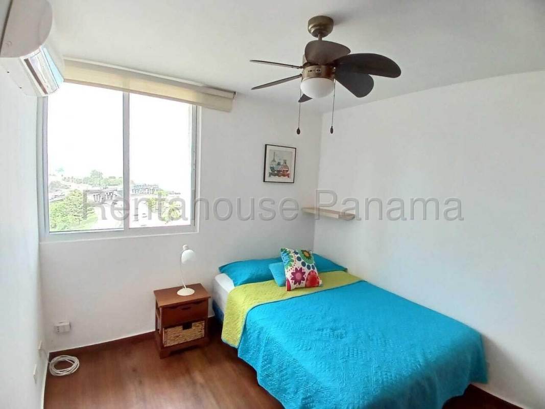 Bright bedroom with air conditioning, window, and minimalist design PH Terramal Panama