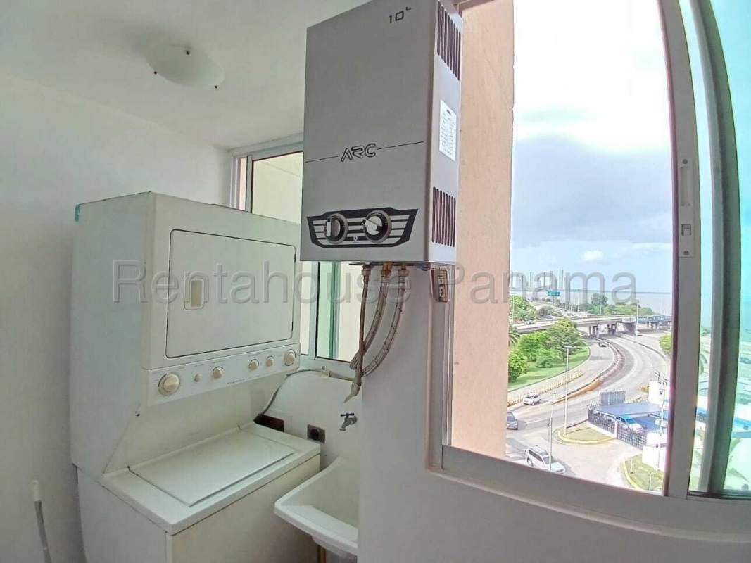 Granite countertop kitchen with gas stove, vent hood, wooden cabinets PH Terramal Panama