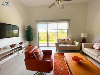 Modern bathroom with walk-in shower and vanity in PH Soleo Panama Pacifico