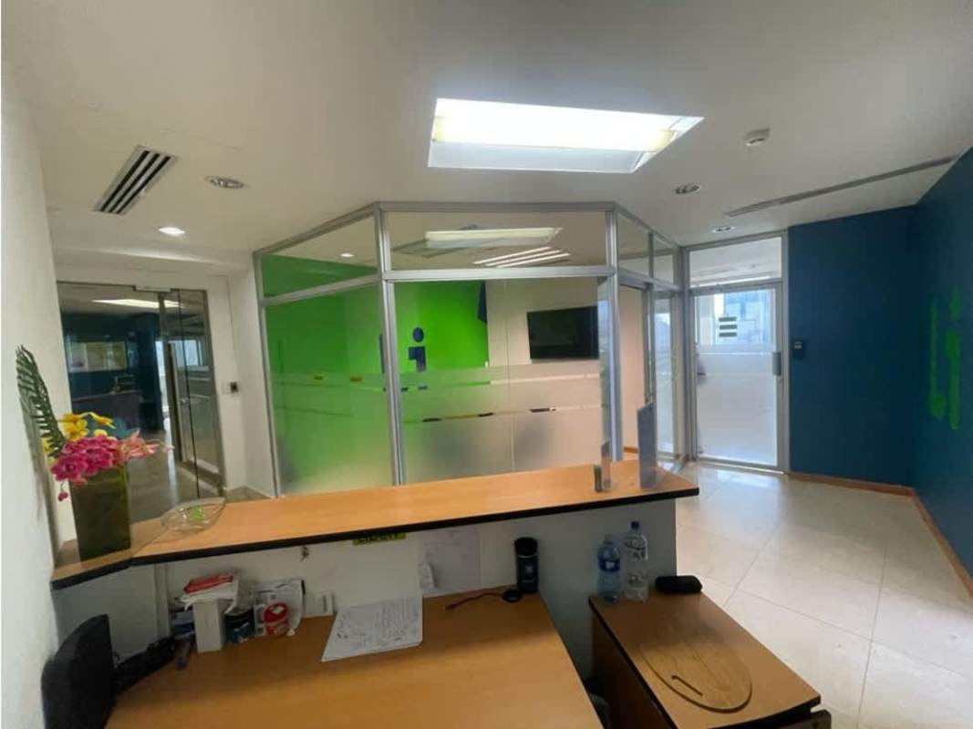 Office with glass partitions modern design in Panama’s F&F Tower