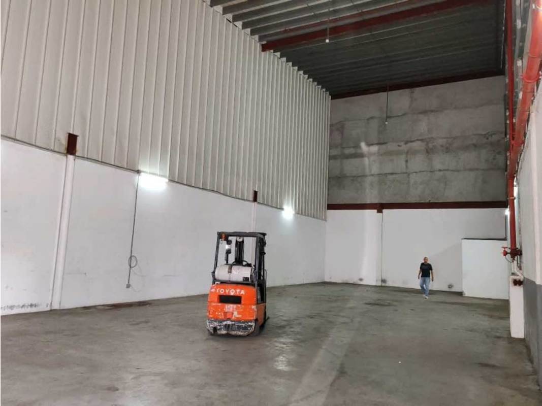 Empty warehouse with concrete floors, high ceiling, suitable for storage in Don Bosco area Panama
