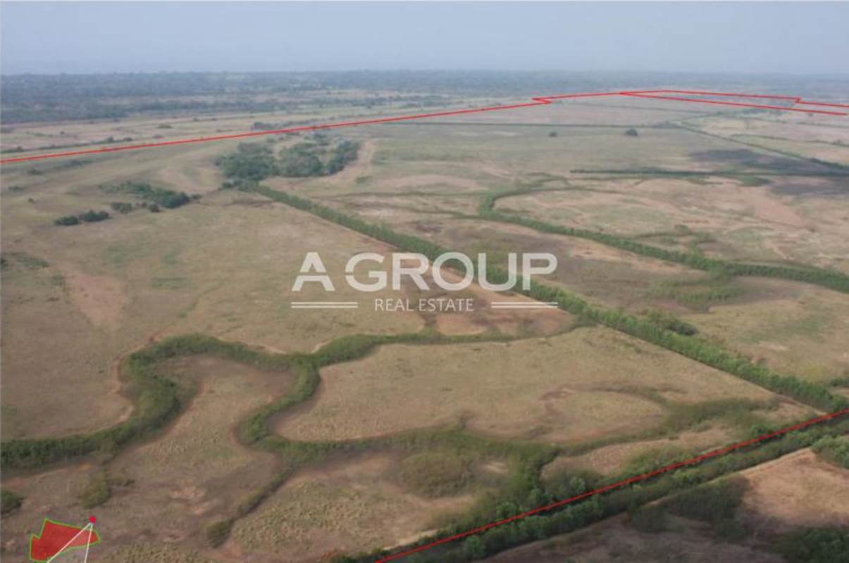 Outline of extensive undeveloped countryside property with greenery and water features in Pacora