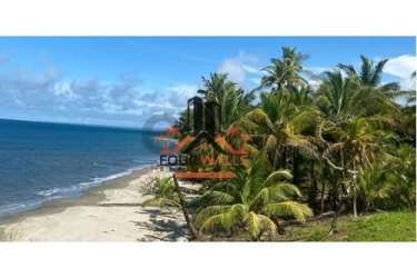 Master-planned beachfront resort with private beach, villas, and commercial areas in Arcadia Beach Panama