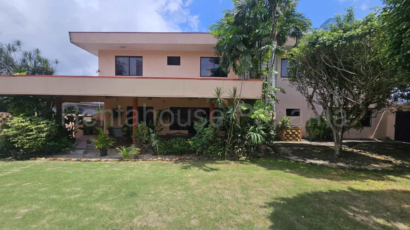 Independent office area in house for sale with large table and storage Los Ángeles Betania Panama