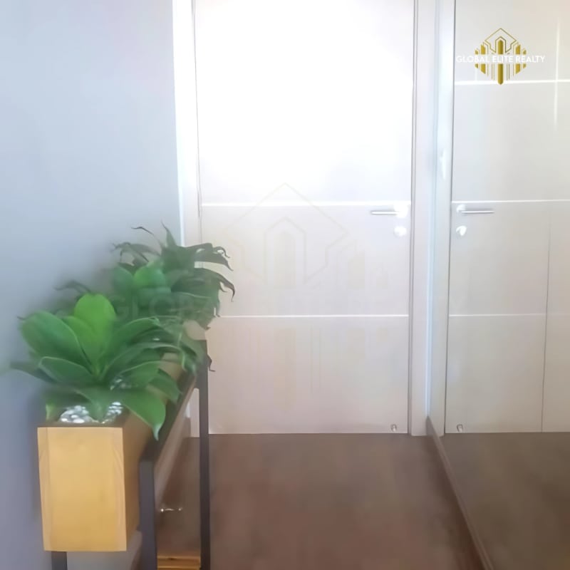 Bedroom with large windows, upholstered bed, wardrobe decor in PH Vía España Panama City