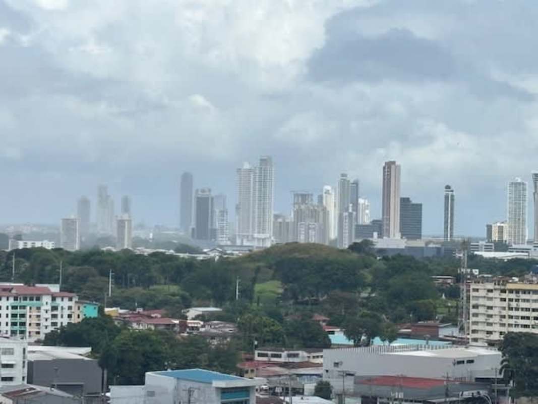 Living room with large windows and panoramic view at Mirador del Golf Panama