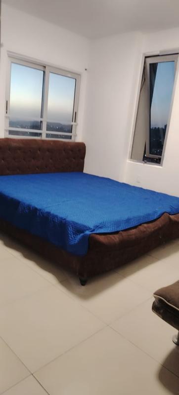 Bedroom with large corner windows overlooking cityscape in PH Macedonia El Ingenio Panama