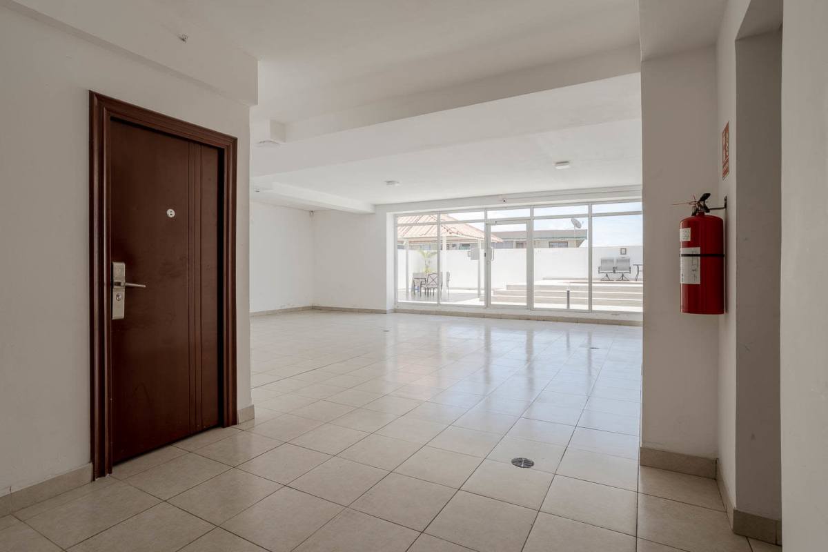 Lobby entrance with large glass doors controlled access PH Sorrento Parque Lefevre Panama
