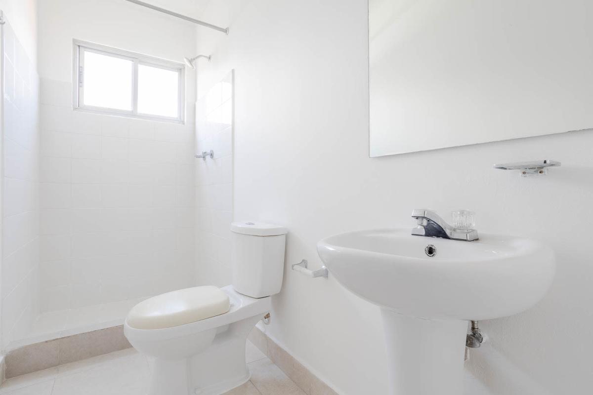 Second bathroom with pedestal sink and walk-in shower PH Sorrento Parque Lefevre Panama