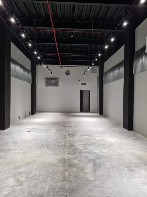 Open commercial interior with concrete floor, high ceilings and exposed duct work in Northside Galleries Plaza Brisas del Golf