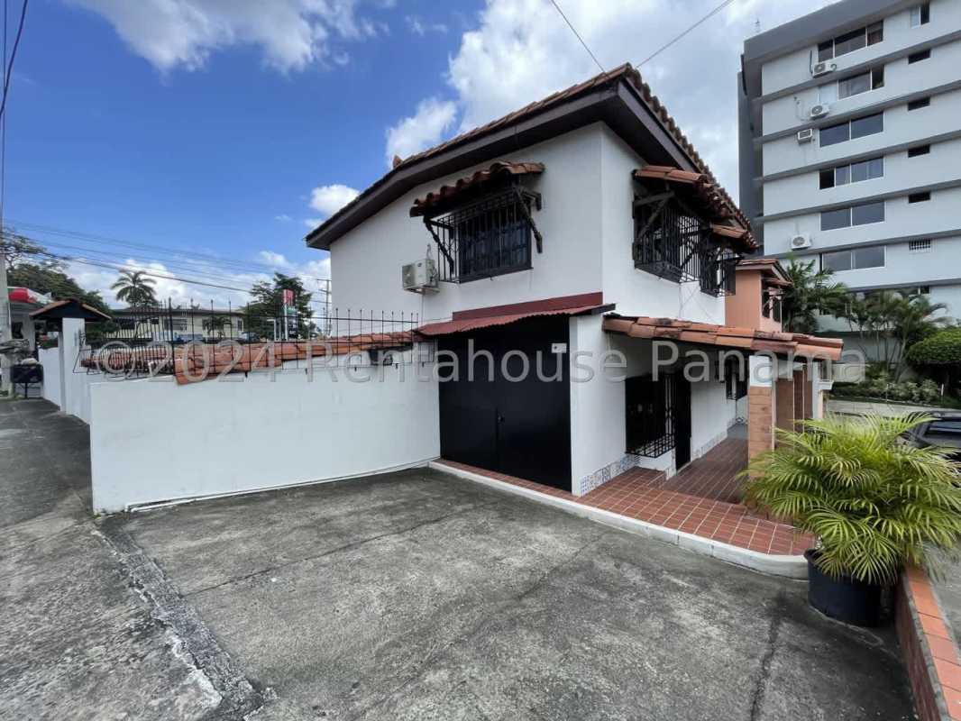 Traditional living room with chandeliers, classic furniture in house for sale San Francisco Panama