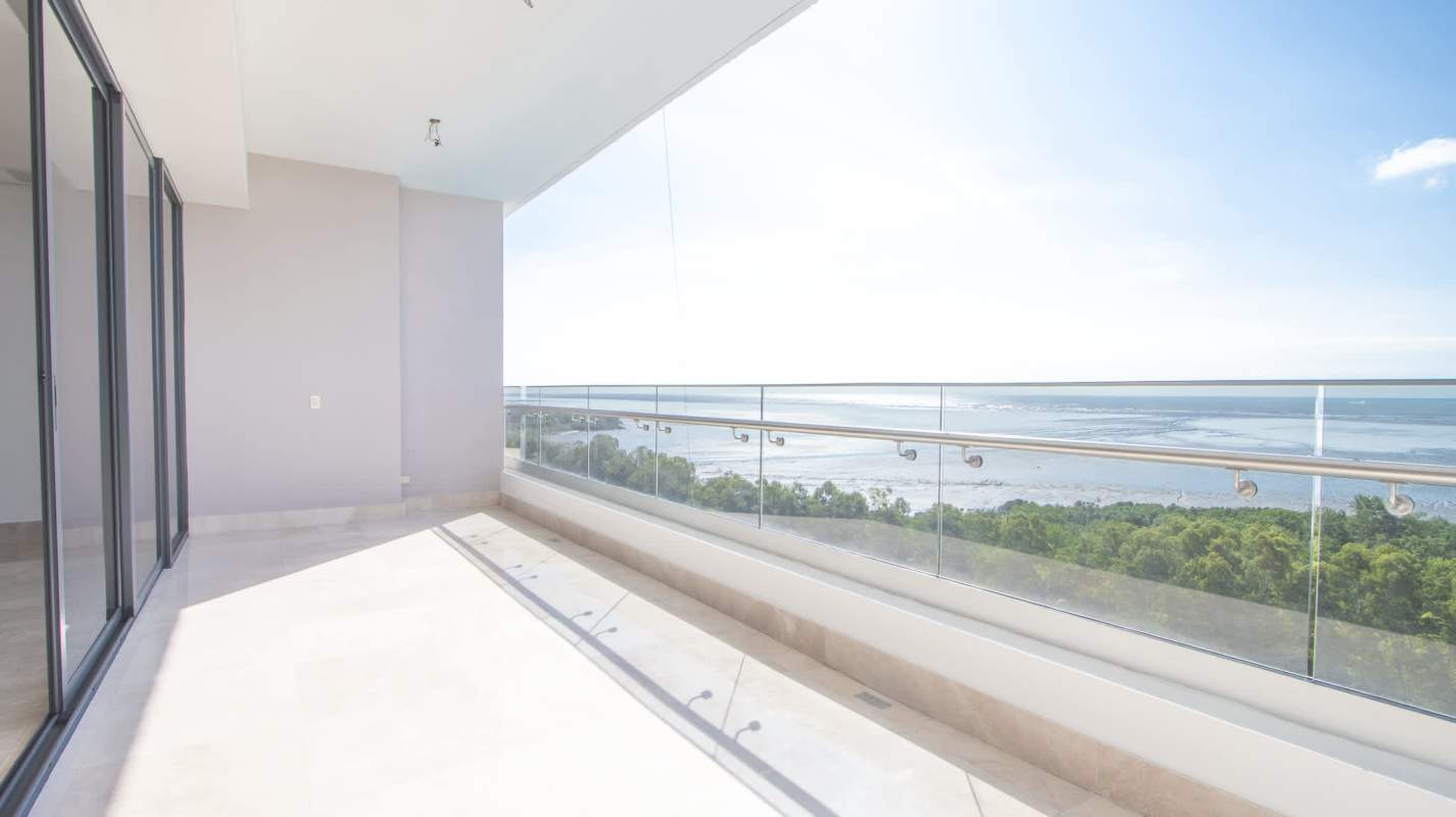 Freestanding bathtub glass shower panoramic city view PH Matisse Panama