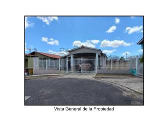 Covered laundry space with backyard garden area in Miraflores Penonomé Coclé Panama