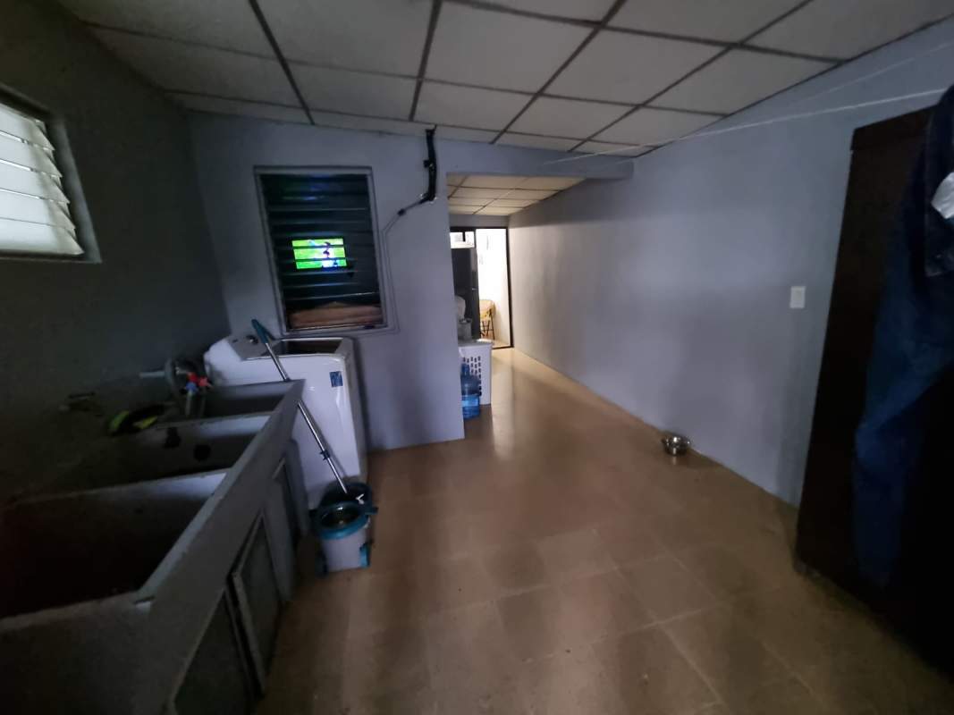 Laundry room with dual sinks and washer space at family house Don Bosco San Miguelito