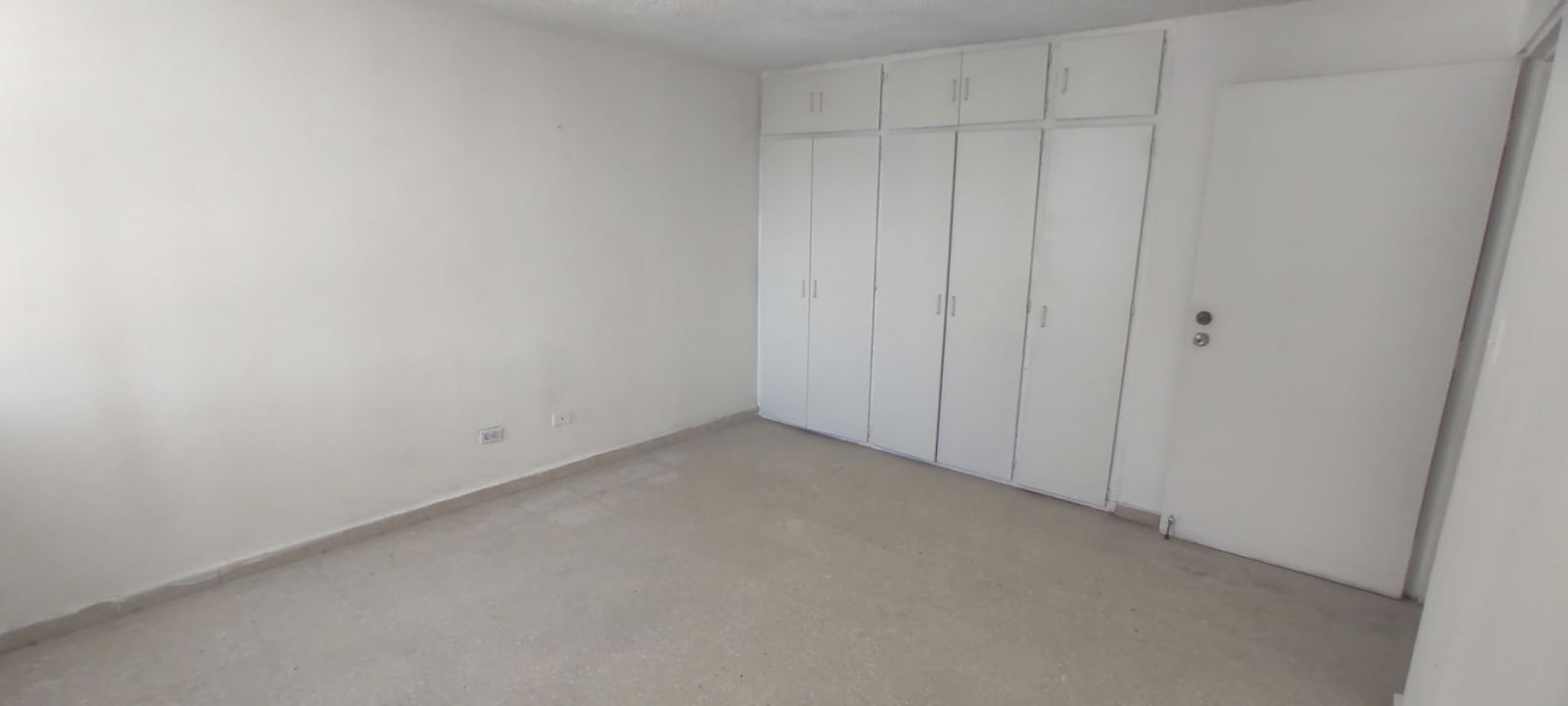 Empty bedroom with built-in wardrobe and window PH Monaco Panama Obarrio