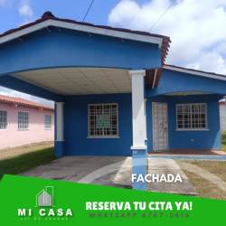 Blue house with covered porch, large windows, driveway in Residencial Miraflores Penonomé for rent