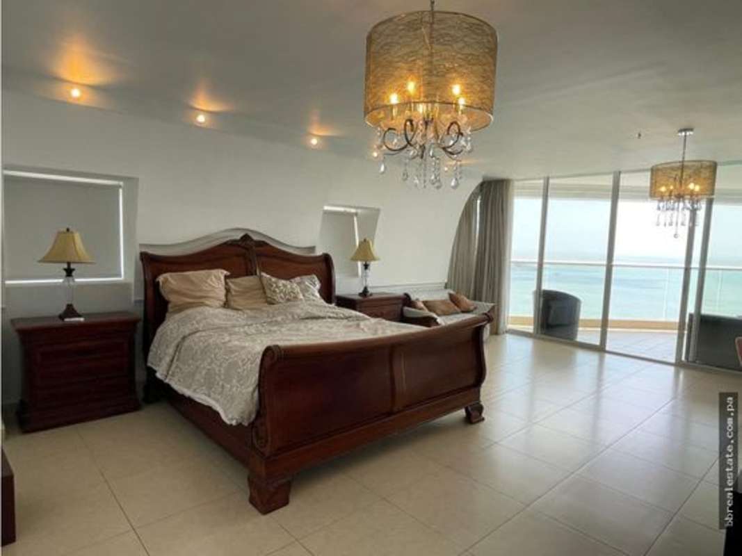 Large oceanview terrace with panoramic skyline and bay view at PH Rivage Avenida Balboa