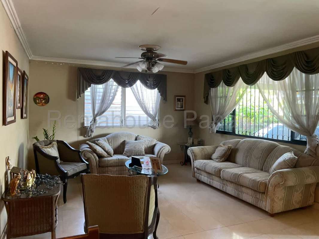 Expansive enclosed terrace ideal for relaxing in Betania Panama house