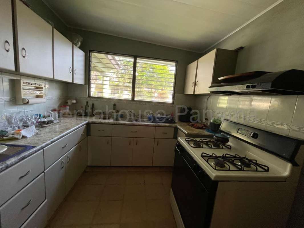 Dining room connected to living area with traditional design Betania house