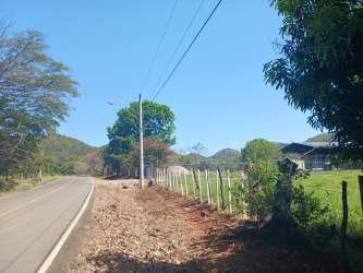 Welcome road with views of open countryside, fencing, and mountain backdrop in Coclé Panama