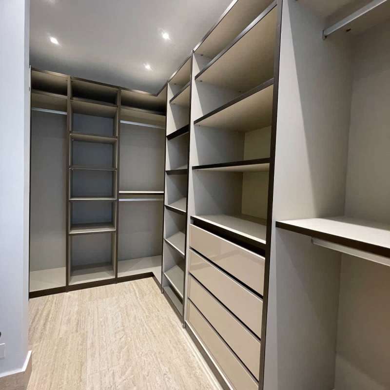 Modern walk-in closet with built-in shelves and drawers in PH The Towers Punta Paitilla Panama