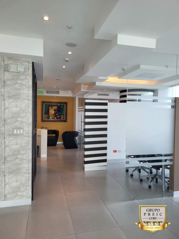 Bright working spaces with floor-to-ceiling glass providing skyline views at Oceania Business Plaza Panama