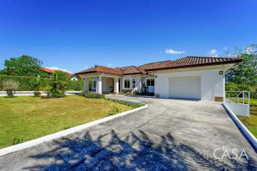 Spacious master bedroom with large windows, ceiling fan, AC, pink bedding in Boquete Canyon Village Panama