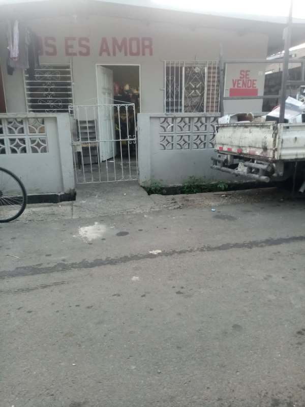Affordable commercial property multi-unit house front with fence in Puente del Rey Panama City