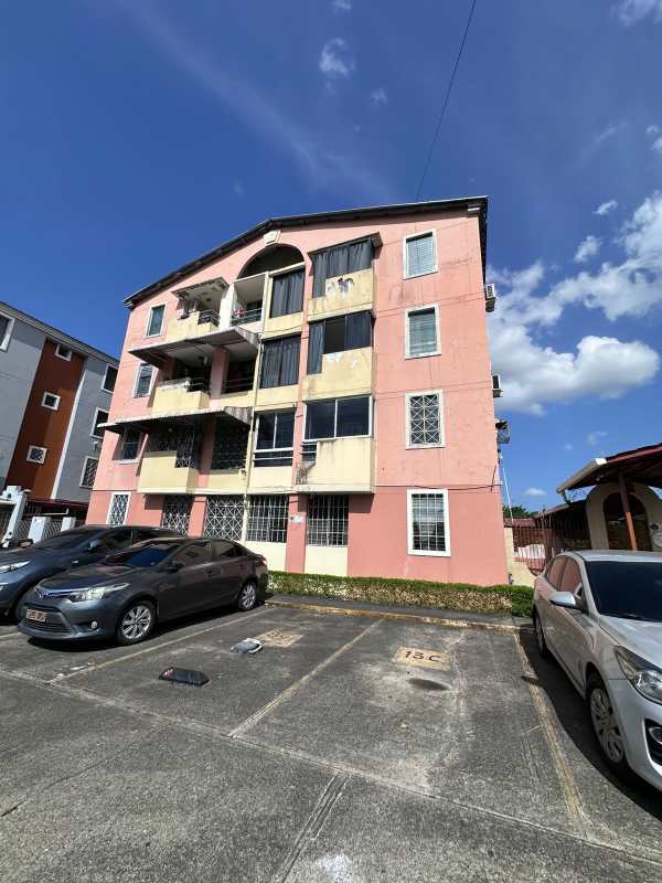 Outdoor parking lot with cars and metal fence at PH Residencial San Cristobal Vía Cincuentenario