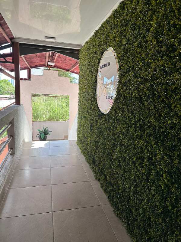 Interior hallway with artificial green wall and tile floor PH Residencial San Cristobal
